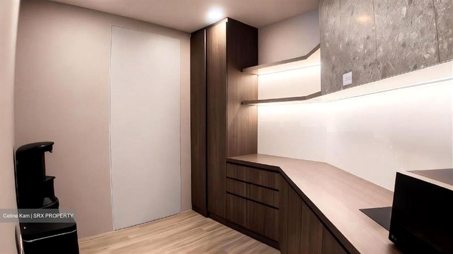 Gateway East (D7), Office #622688781